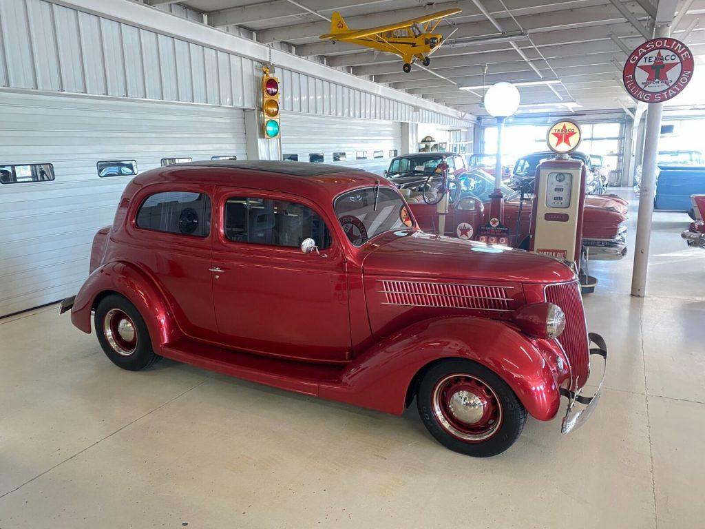 1936 Ford Sedan 2-Door Humpback