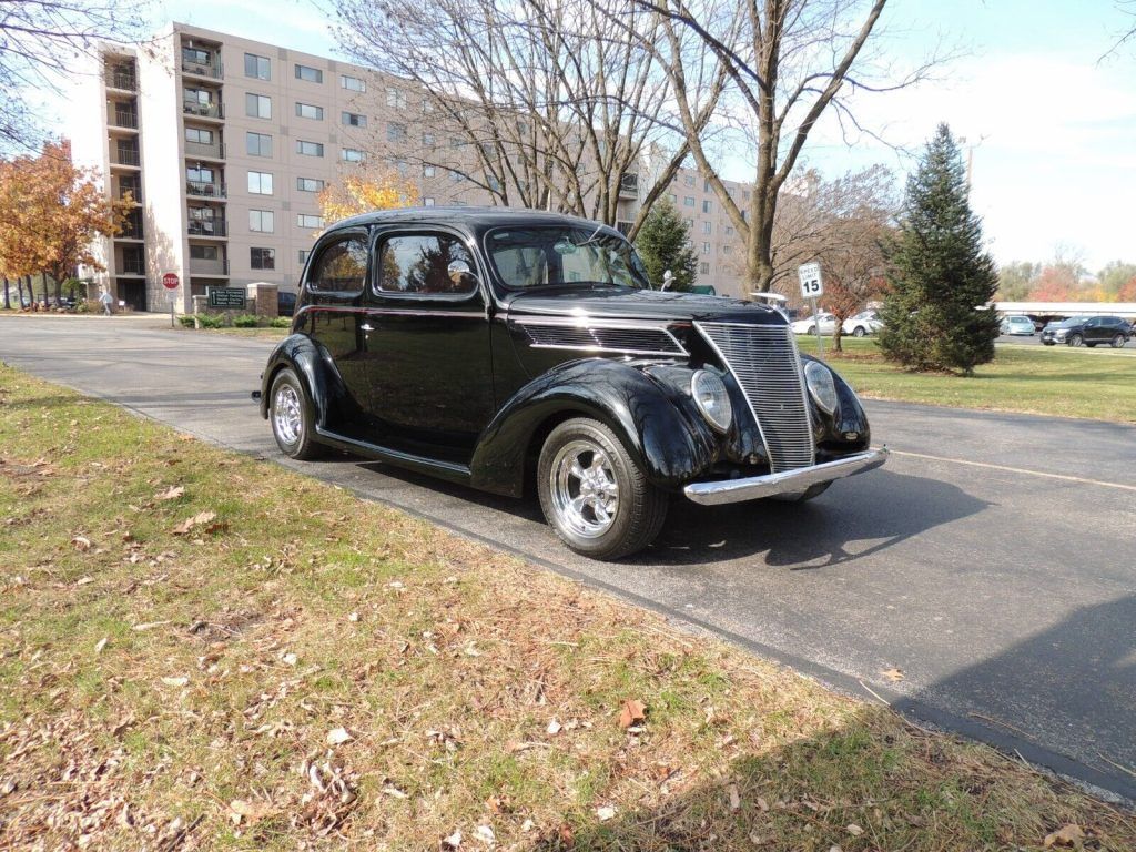 1937 Ford 2 door Sedan