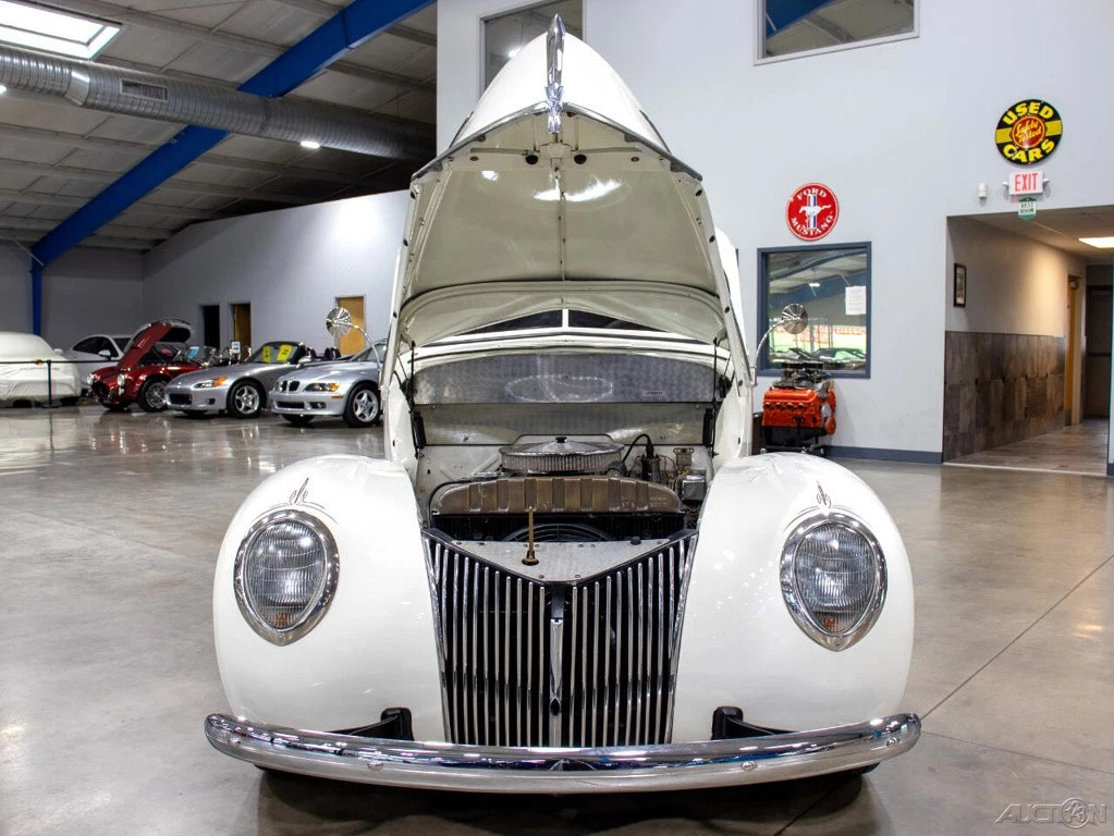 1939 Ford Deluxe Tudor Sedan