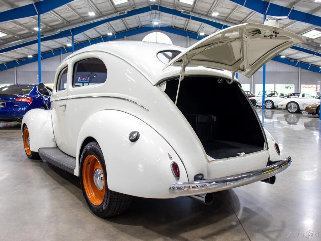 1939 Ford Deluxe Tudor Sedan