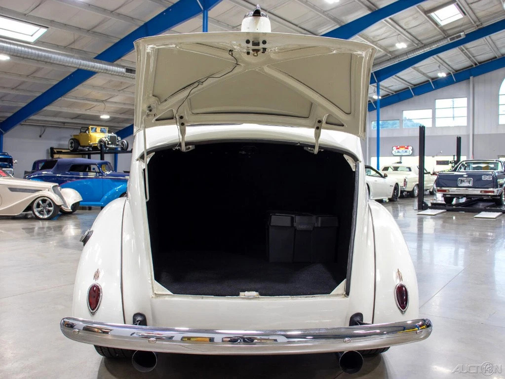 1939 Ford Deluxe Tudor Sedan