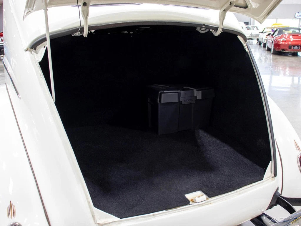 1939 Ford Deluxe Tudor Sedan