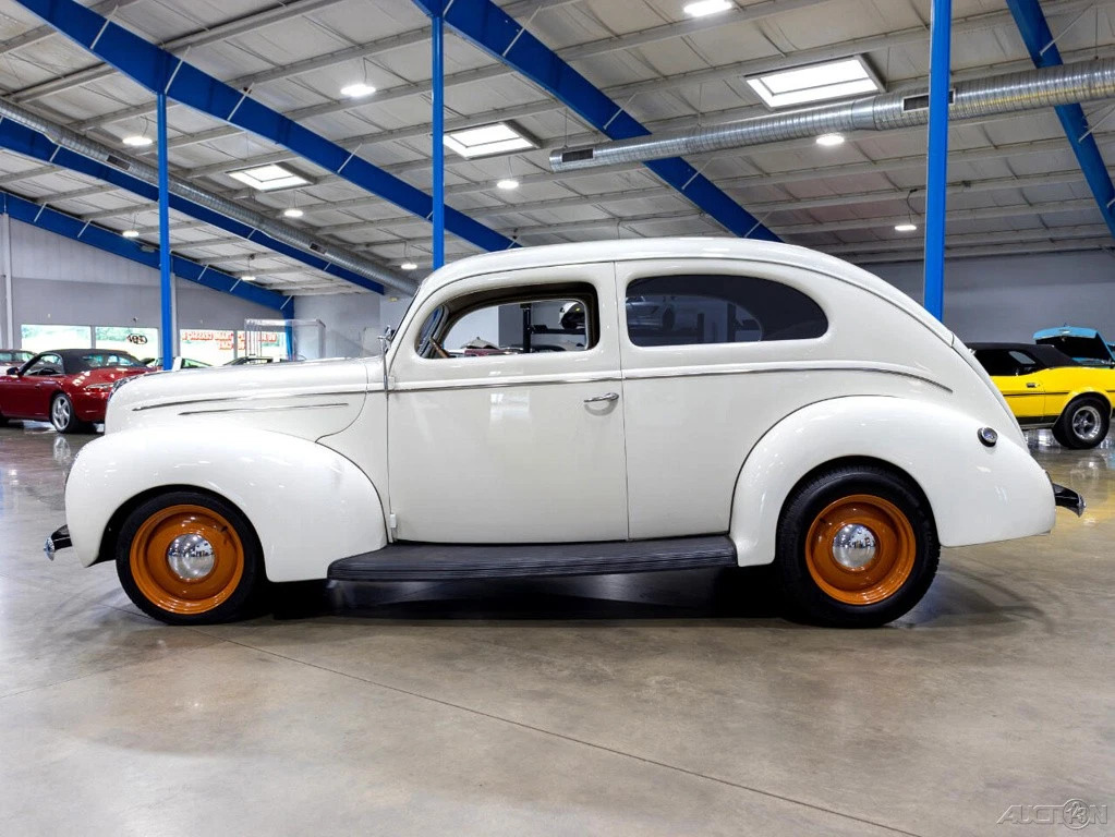 1939 Ford Deluxe Tudor Sedan