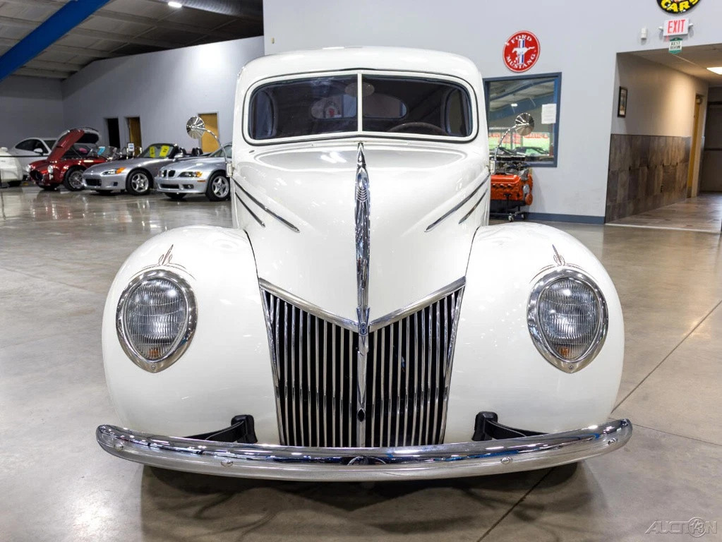 1939 Ford Deluxe Tudor Sedan