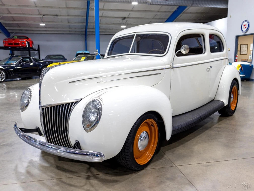 1939 Ford Deluxe Tudor Sedan