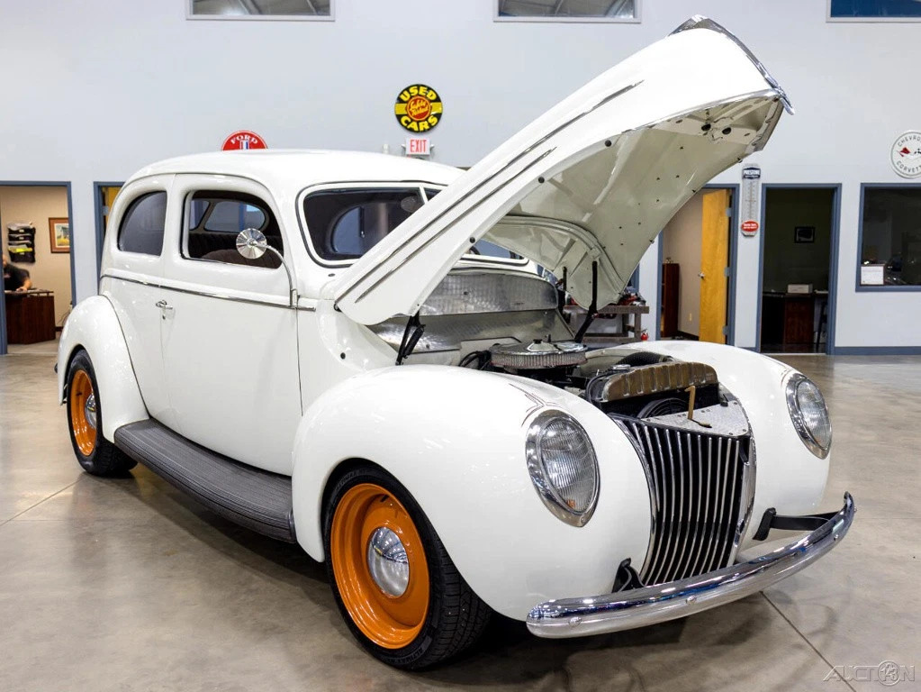 1939 Ford Deluxe Tudor Sedan